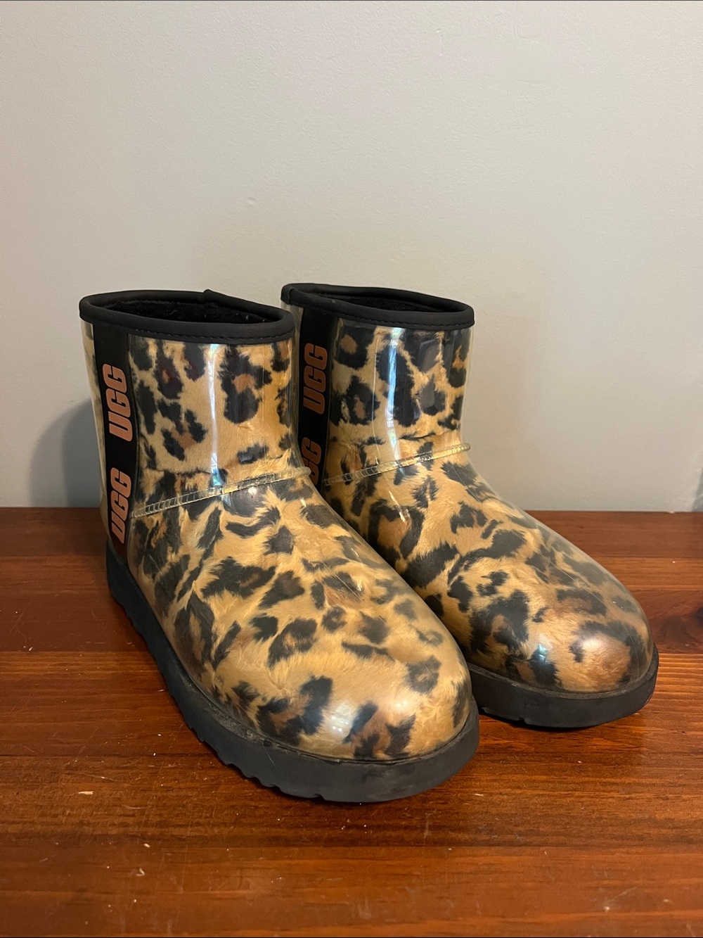UGG Women's Classic Clear Mini, Size 10